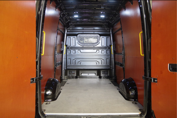 Volkswagen Crafter 35 2.0 TDI L3H3(L2H2) AUT. MARGE! 2X SCHUIFDEUR, LED, 3-ZITS, STOELVERWARMING, ADAPT. CRUISE, CAMERA, NAVI, AIRCO, CARPLAY, DUBB