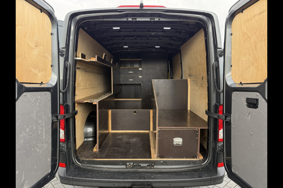 Volkswagen Crafter 2.0 TDI 141 PK AUTOMAAT / L3H2 / HIGHLINE / 3 TONS TREKHAAK / CAMERA / LED / COMFORT STOEL / ADAPTIVE CRUISE / AIRCO