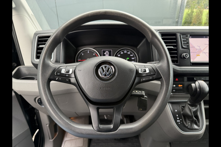 Volkswagen Crafter 2.0 TDI 141 PK AUTOMAAT / L3H2 / HIGHLINE / 3 TONS TREKHAAK / CAMERA / LED / COMFORT STOEL / ADAPTIVE CRUISE / AIRCO