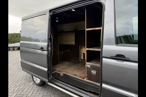 Volkswagen Crafter 2.0 TDI 141 PK AUTOMAAT / L3H2 / HIGHLINE / 3 TONS TREKHAAK / CAMERA / LED / COMFORT STOEL / ADAPTIVE CRUISE / AIRCO