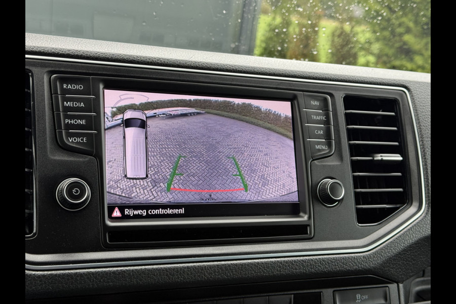 Volkswagen Crafter 2.0 TDI 141 PK AUTOMAAT / L3H2 / HIGHLINE / 3 TONS TREKHAAK / CAMERA / LED / COMFORT STOEL / ADAPTIVE CRUISE / AIRCO