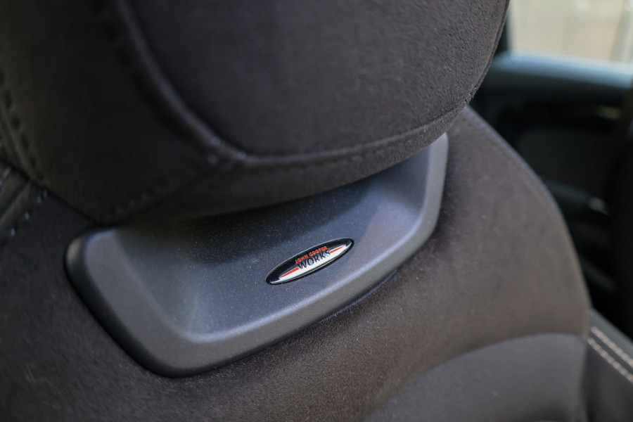 MINI 5-deurs 1.5 Cooper Dalston Edition | JCW | PANO | CARPLAY | KEYLESS | STOELVERWARMING |