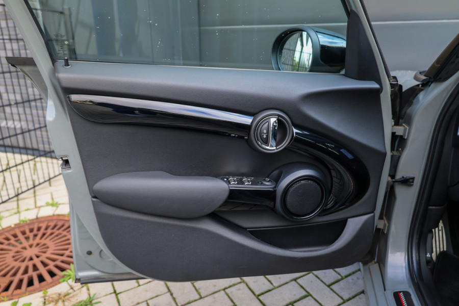 MINI 5-deurs 1.5 Cooper Dalston Edition | JCW | PANO | CARPLAY | KEYLESS | STOELVERWARMING |