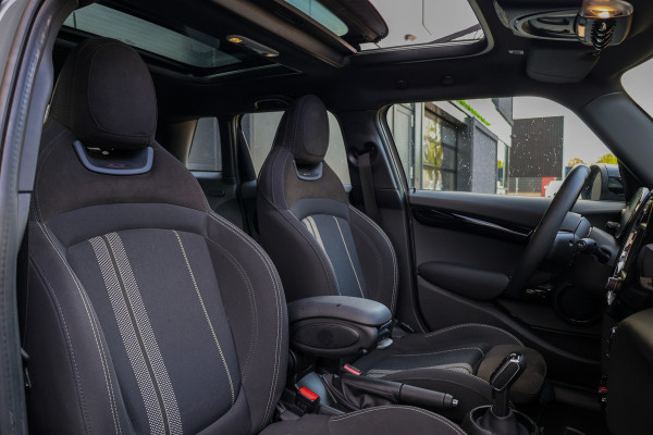 MINI 5-deurs 1.5 Cooper Dalston Edition | JCW | PANO | CARPLAY | KEYLESS | STOELVERWARMING |