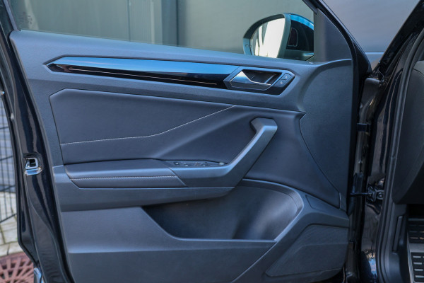 Volkswagen T-Roc 1.5 TSI R-Line | BTW | PANO | IQ-LIGHT | BEATS | ADAPTIEVE DEMPERS | KEYLESS |