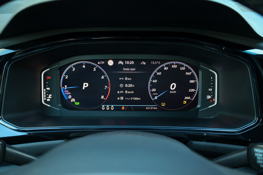 Volkswagen T-Roc 1.5 TSI R-Line | BTW | PANO | IQ-LIGHT | BEATS | ADAPTIEVE DEMPERS | KEYLESS |