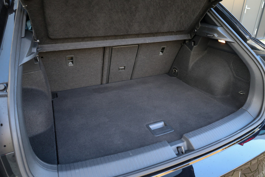 Volkswagen T-Roc 1.5 TSI R-Line | BTW | PANO | IQ-LIGHT | BEATS | ADAPTIEVE DEMPERS | KEYLESS |