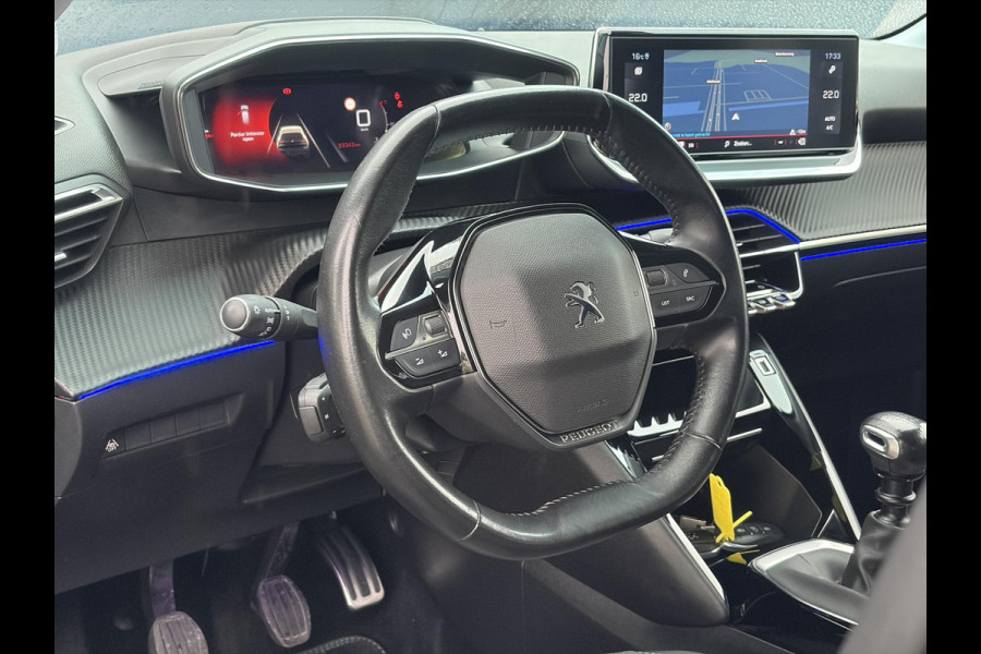 Peugeot 208 1.2 PureTech Allure ✓101pk✓D-riem vv 10-2025✓Dealer Onderhouden✓Carplay✓Draadloze telefoonlader✓360 ° Camera✓Afn Trekhaak✓Navi✓Clima✓Cruise✓Lm velgen✓6 Bak✓Keyless✓Halfleder✓Rijstrooksensor✓Pdc V+A✓N.A.P✓Apk tot 09-2028