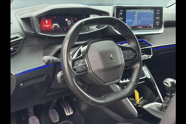Peugeot 208 1.2 PureTech Allure ✓101pk✓D-riem vv 10-2025✓Dealer Onderhouden✓Carplay✓Draadloze telefoonlader✓360 ° Camera✓Afn Trekhaak✓Navi✓Clima✓Cruise✓Lm velgen✓6 Bak✓Keyless✓Halfleder✓Rijstrooksensor✓Pdc V+A✓N.A.P✓Apk tot 09-2028