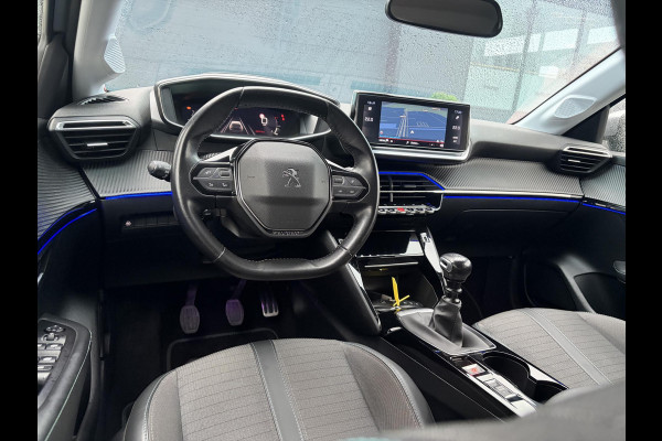 Peugeot 208 1.2 PureTech Allure ✓101pk✓D-riem vv 10-2025✓Dealer Onderhouden✓Carplay✓Draadloze telefoonlader✓360 ° Camera✓Afn Trekhaak✓Navi✓Clima✓Cruise✓Lm velgen✓6 Bak✓Keyless✓Halfleder✓Rijstrooksensor✓Pdc V+A✓N.A.P✓Apk tot 09-2028