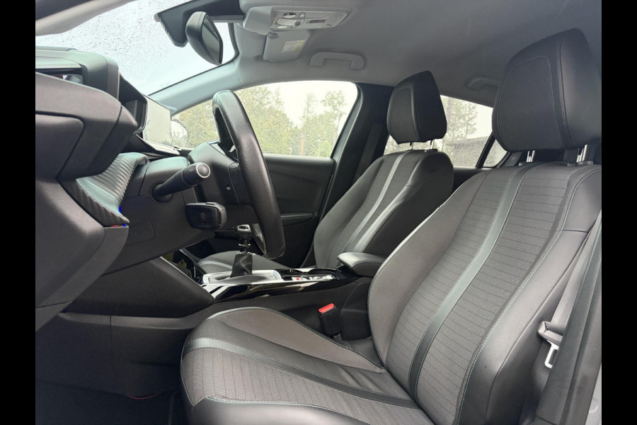 Peugeot 208 1.2 PureTech Allure ✓101pk✓D-riem vv 10-2025✓Dealer Onderhouden✓Carplay✓Draadloze telefoonlader✓360 ° Camera✓Afn Trekhaak✓Navi✓Clima✓Cruise✓Lm velgen✓6 Bak✓Keyless✓Halfleder✓Rijstrooksensor✓Pdc V+A✓N.A.P✓Apk tot 09-2028