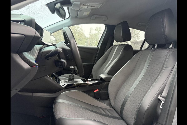Peugeot 208 1.2 PureTech Allure ✓101pk✓D-riem vv 10-2025✓Dealer Onderhouden✓Carplay✓Draadloze telefoonlader✓360 ° Camera✓Afn Trekhaak✓Navi✓Clima✓Cruise✓Lm velgen✓6 Bak✓Keyless✓Halfleder✓Rijstrooksensor✓Pdc V+A✓N.A.P✓Apk tot 09-2028