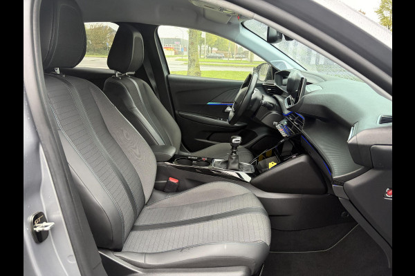 Peugeot 208 1.2 PureTech Allure ✓101pk✓D-riem vv 10-2025✓Dealer Onderhouden✓Carplay✓Draadloze telefoonlader✓360 ° Camera✓Afn Trekhaak✓Navi✓Clima✓Cruise✓Lm velgen✓6 Bak✓Keyless✓Halfleder✓Rijstrooksensor✓Pdc V+A✓N.A.P✓Apk tot 09-2028