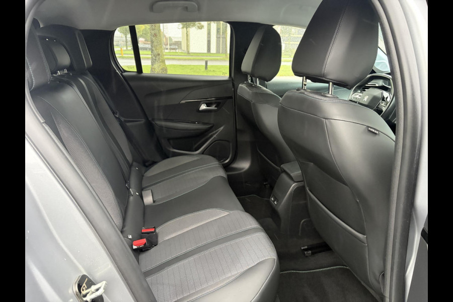 Peugeot 208 1.2 PureTech Allure ✓101pk✓D-riem vv 10-2025✓Dealer Onderhouden✓Carplay✓Draadloze telefoonlader✓360 ° Camera✓Afn Trekhaak✓Navi✓Clima✓Cruise✓Lm velgen✓6 Bak✓Keyless✓Halfleder✓Rijstrooksensor✓Pdc V+A✓N.A.P✓Apk tot 09-2028
