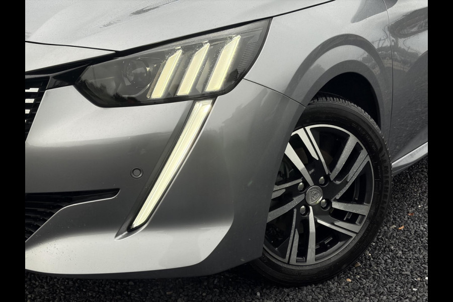 Peugeot 208 1.2 PureTech Allure ✓101pk✓D-riem vv 10-2025✓Dealer Onderhouden✓Carplay✓Draadloze telefoonlader✓360 ° Camera✓Afn Trekhaak✓Navi✓Clima✓Cruise✓Lm velgen✓6 Bak✓Keyless✓Halfleder✓Rijstrooksensor✓Pdc V+A✓N.A.P✓Apk tot 09-2028