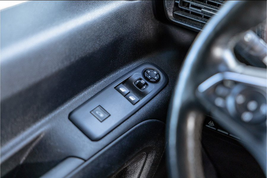 Opel Combo 1.5D | CarPlay | Cruise control | Stuurwielverwarming | 3-Zitter | Airco | DAB | Nieuwe APK