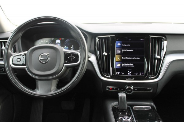 Volvo V60 T6 340PK Automaat Recharge AWD Business Pro Road Sign Information / Adaptieve Cruise Control / 18" lichtmetalen velgen / Stoelverwarming / Stuurwielverwarming /