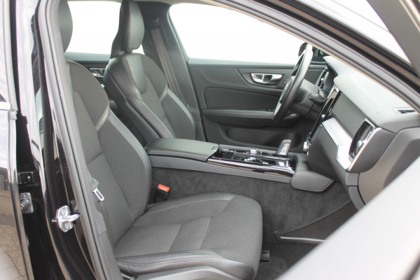 Volvo V60 T6 340PK Automaat Recharge AWD Business Pro Road Sign Information / Adaptieve Cruise Control / 18" lichtmetalen velgen / Stoelverwarming / Stuurwielverwarming /