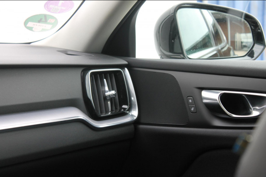 Volvo V60 T6 340PK Automaat Recharge AWD Business Pro Road Sign Information / Adaptieve Cruise Control / 18" lichtmetalen velgen / Stoelverwarming / Stuurwielverwarming /