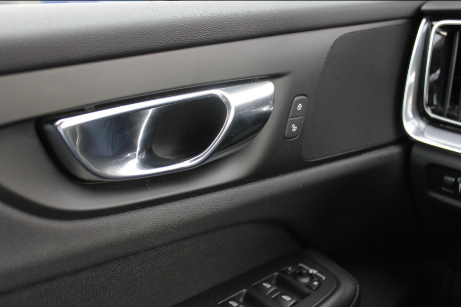 Volvo V60 T6 340PK Automaat Recharge AWD Business Pro Road Sign Information / Adaptieve Cruise Control / 18" lichtmetalen velgen / Stoelverwarming / Stuurwielverwarming /