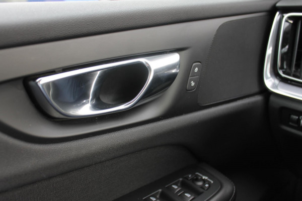 Volvo V60 T6 340PK Automaat Recharge AWD Business Pro Road Sign Information / Adaptieve Cruise Control / 18" lichtmetalen velgen / Stoelverwarming / Stuurwielverwarming /