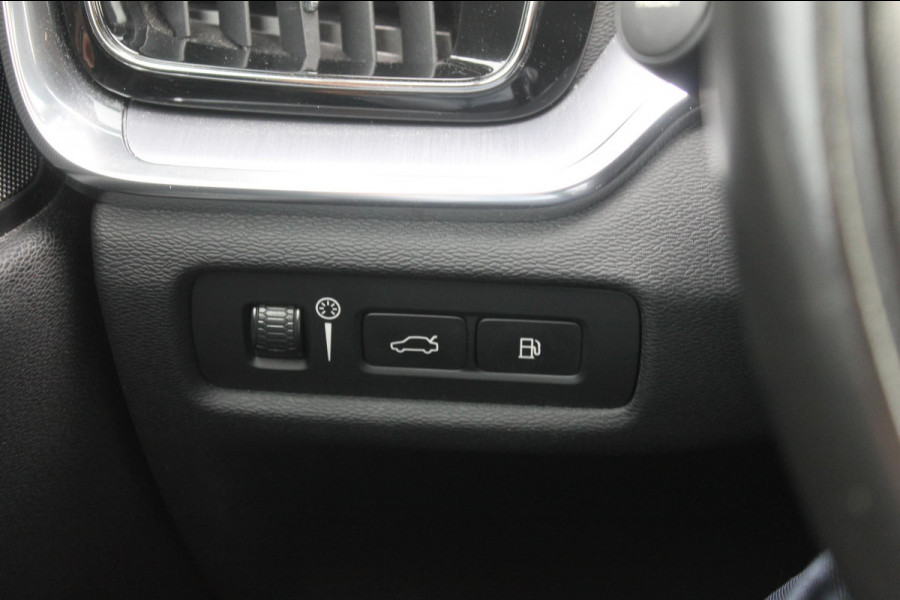 Volvo V60 T6 340PK Automaat Recharge AWD Business Pro Road Sign Information / Adaptieve Cruise Control / 18" lichtmetalen velgen / Stoelverwarming / Stuurwielverwarming /