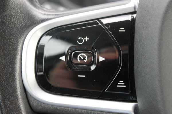 Volvo V60 T6 340PK Automaat Recharge AWD Business Pro Road Sign Information / Adaptieve Cruise Control / 18" lichtmetalen velgen / Stoelverwarming / Stuurwielverwarming /
