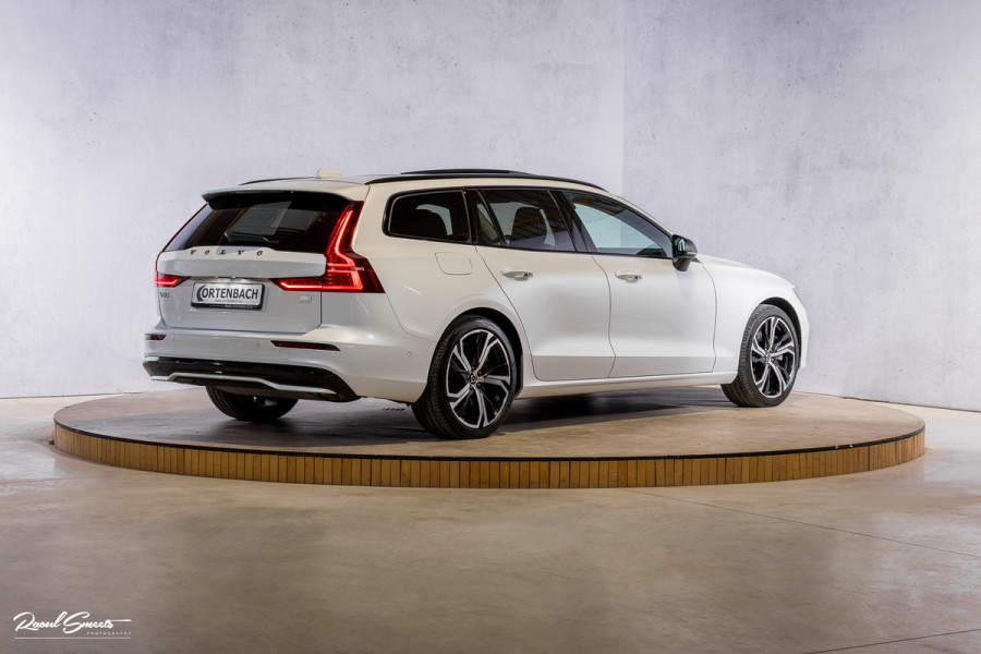 Volvo V60 2.0 T8 Plug-in hybrid AWD Ultimate Dark | Zwenkbare trekhaak | Panoramadak | Stoelmassage + verkoeling | Memory | Head-up |