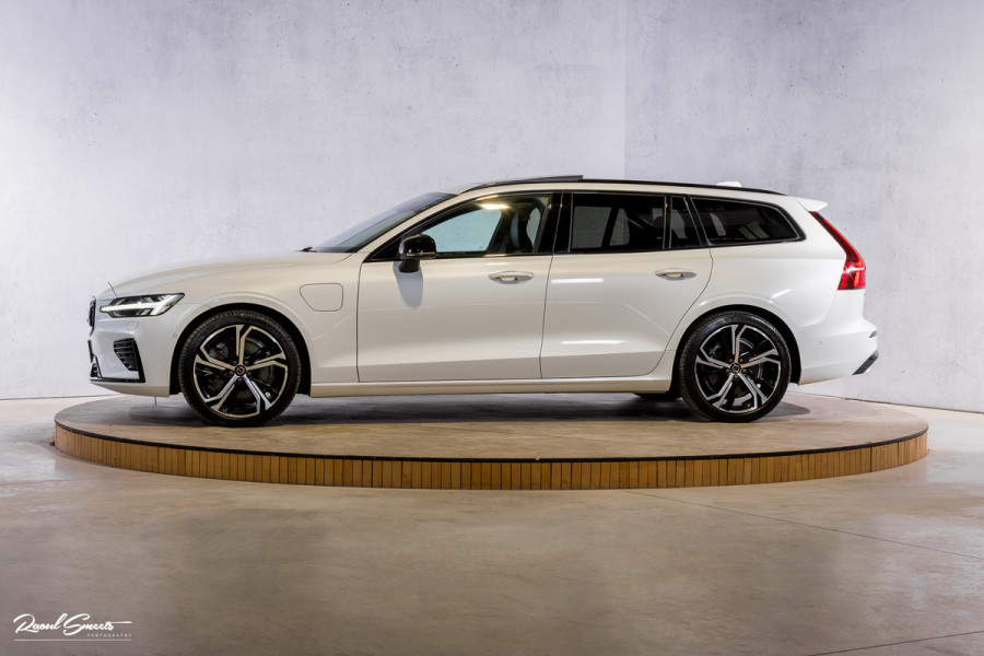Volvo V60 2.0 T8 Plug-in hybrid AWD Ultimate Dark | Zwenkbare trekhaak | Panoramadak | Stoelmassage + verkoeling | Memory | Head-up |