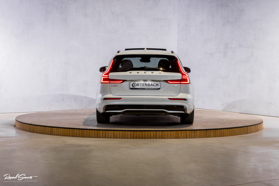 Volvo V60 2.0 T8 Plug-in hybrid AWD Ultimate Dark | Zwenkbare trekhaak | Panoramadak | Stoelmassage + verkoeling | Memory | Head-up |