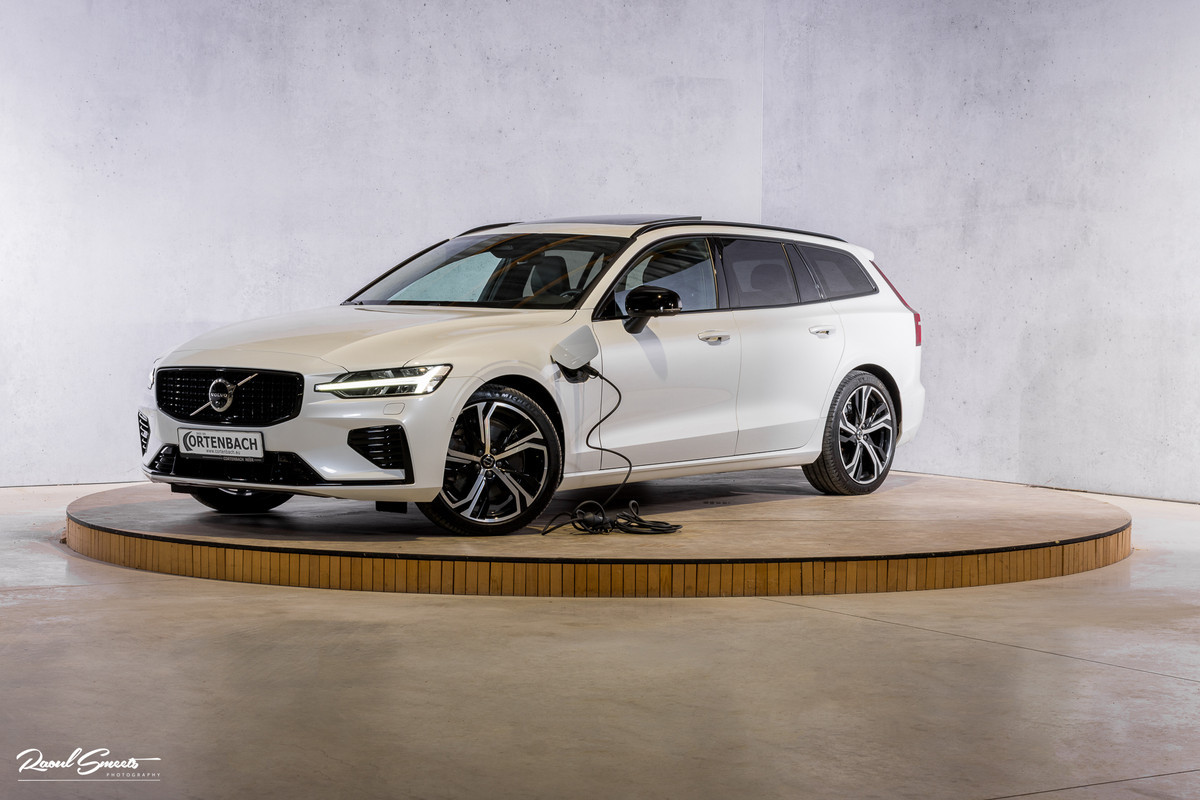 Volvo V60 2.0 T8 Plug-in hybrid AWD Ultimate Dark | Zwenkbare trekhaak | Panoramadak | Stoelmassage + verkoeling | Memory | Head-up |
