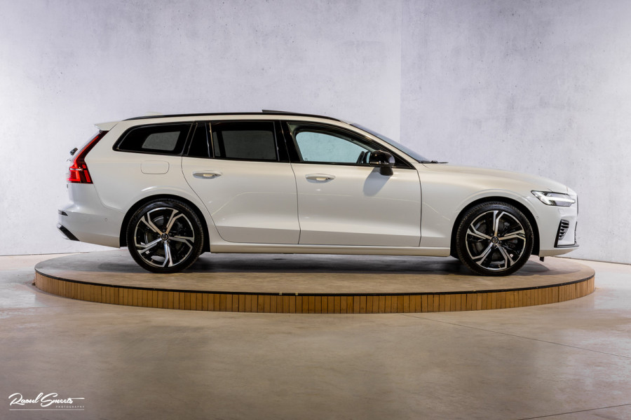 Volvo V60 2.0 T8 Plug-in hybrid AWD Ultimate Dark | Zwenkbare trekhaak | Panoramadak | Stoelmassage + verkoeling | Memory | Head-up |