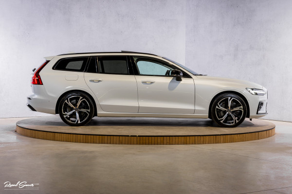 Volvo V60 2.0 T8 Plug-in hybrid AWD Ultimate Dark | Zwenkbare trekhaak | Panoramadak | Stoelmassage + verkoeling | Memory | Head-up |