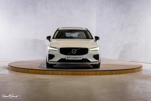 Volvo V60 2.0 T8 Plug-in hybrid AWD Ultimate Dark | Zwenkbare trekhaak | Panoramadak | Stoelmassage + verkoeling | Memory | Head-up |