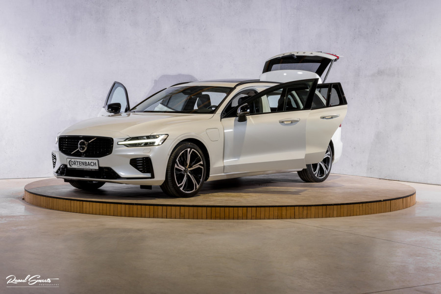 Volvo V60 2.0 T8 Plug-in hybrid AWD Ultimate Dark | Zwenkbare trekhaak | Panoramadak | Stoelmassage + verkoeling | Memory | Head-up |