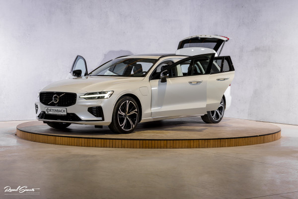Volvo V60 2.0 T8 Plug-in hybrid AWD Ultimate Dark | Zwenkbare trekhaak | Panoramadak | Stoelmassage + verkoeling | Memory | Head-up |