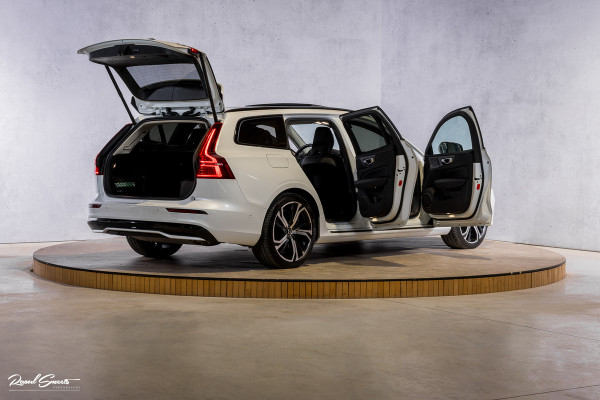 Volvo V60 2.0 T8 Plug-in hybrid AWD Ultimate Dark | Zwenkbare trekhaak | Panoramadak | Stoelmassage + verkoeling | Memory | Head-up |