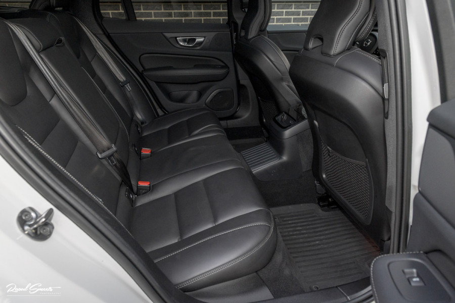 Volvo V60 2.0 T8 Plug-in hybrid AWD Ultimate Dark | Zwenkbare trekhaak | Panoramadak | Stoelmassage + verkoeling | Memory | Head-up |