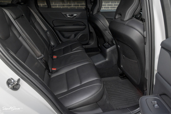 Volvo V60 2.0 T8 Plug-in hybrid AWD Ultimate Dark | Zwenkbare trekhaak | Panoramadak | Stoelmassage + verkoeling | Memory | Head-up |