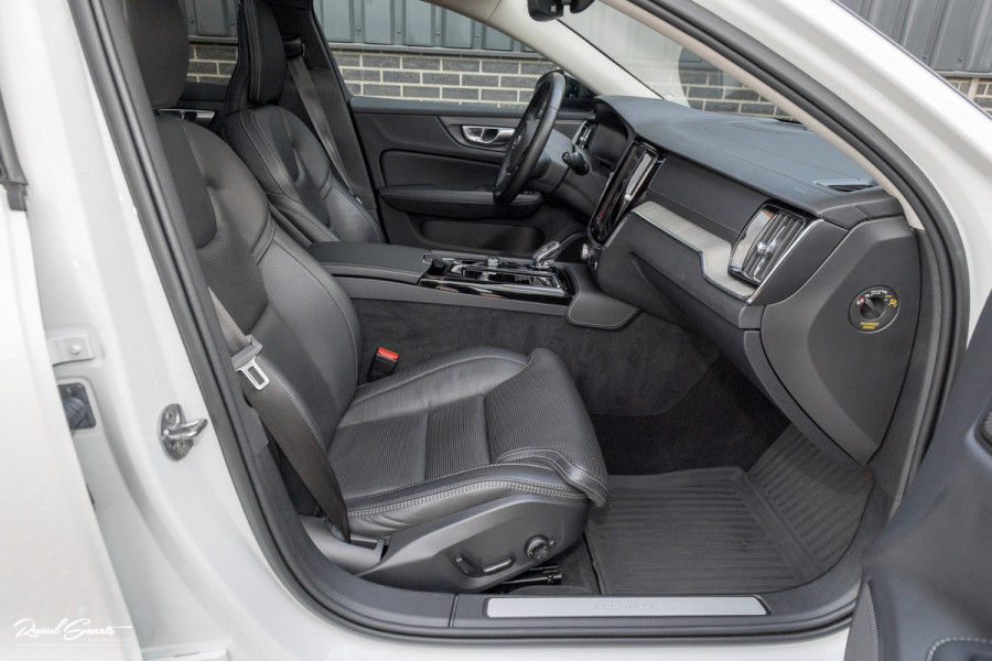 Volvo V60 2.0 T8 Plug-in hybrid AWD Ultimate Dark | Zwenkbare trekhaak | Panoramadak | Stoelmassage + verkoeling | Memory | Head-up |