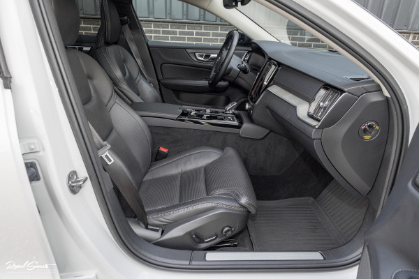 Volvo V60 2.0 T8 Plug-in hybrid AWD Ultimate Dark | Zwenkbare trekhaak | Panoramadak | Stoelmassage + verkoeling | Memory | Head-up |