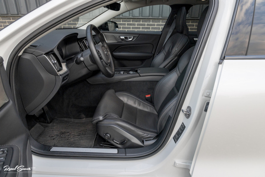 Volvo V60 2.0 T8 Plug-in hybrid AWD Ultimate Dark | Zwenkbare trekhaak | Panoramadak | Stoelmassage + verkoeling | Memory | Head-up |