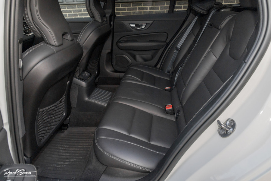 Volvo V60 2.0 T8 Plug-in hybrid AWD Ultimate Dark | Zwenkbare trekhaak | Panoramadak | Stoelmassage + verkoeling | Memory | Head-up |