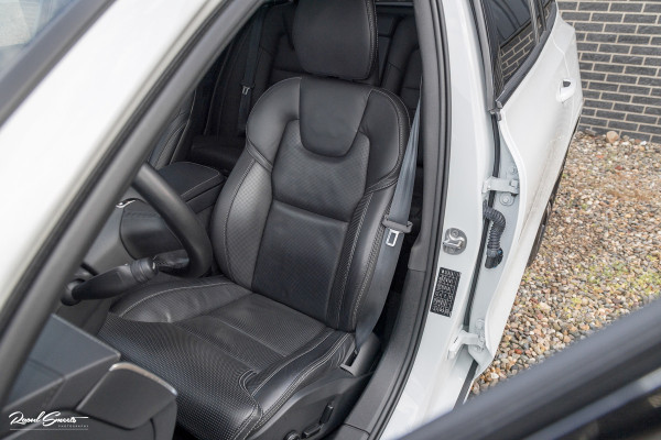 Volvo V60 2.0 T8 Plug-in hybrid AWD Ultimate Dark | Zwenkbare trekhaak | Panoramadak | Stoelmassage + verkoeling | Memory | Head-up |