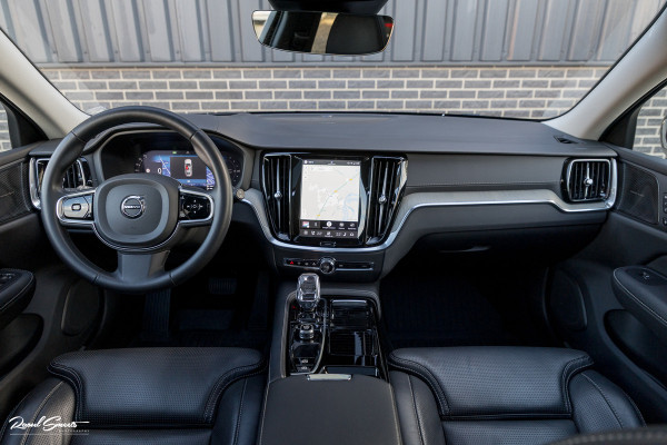 Volvo V60 2.0 T8 Plug-in hybrid AWD Ultimate Dark | Zwenkbare trekhaak | Panoramadak | Stoelmassage + verkoeling | Memory | Head-up |