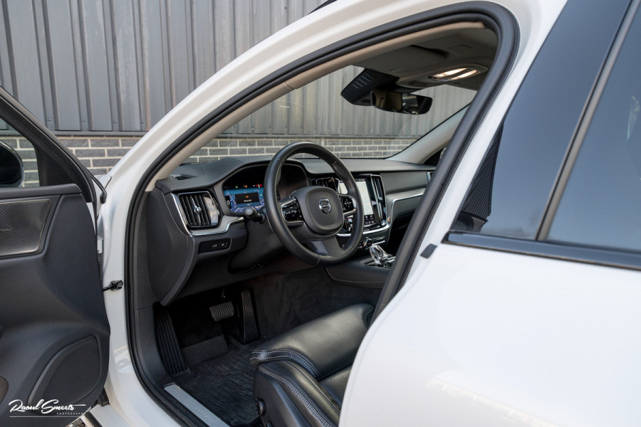 Volvo V60 2.0 T8 Plug-in hybrid AWD Ultimate Dark | Zwenkbare trekhaak | Panoramadak | Stoelmassage + verkoeling | Memory | Head-up |