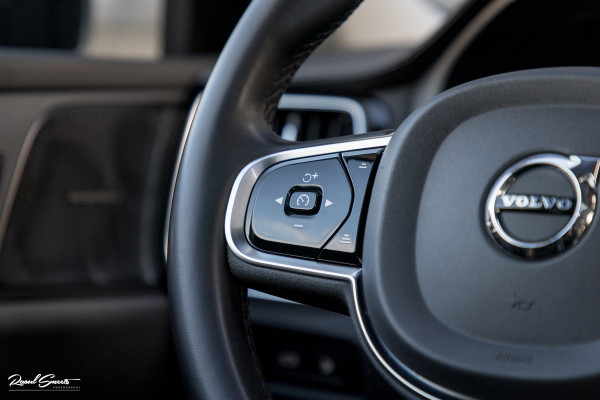 Volvo V60 2.0 T8 Plug-in hybrid AWD Ultimate Dark | Zwenkbare trekhaak | Panoramadak | Stoelmassage + verkoeling | Memory | Head-up |