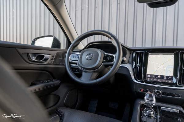 Volvo V60 2.0 T8 Plug-in hybrid AWD Ultimate Dark | Zwenkbare trekhaak | Panoramadak | Stoelmassage + verkoeling | Memory | Head-up |