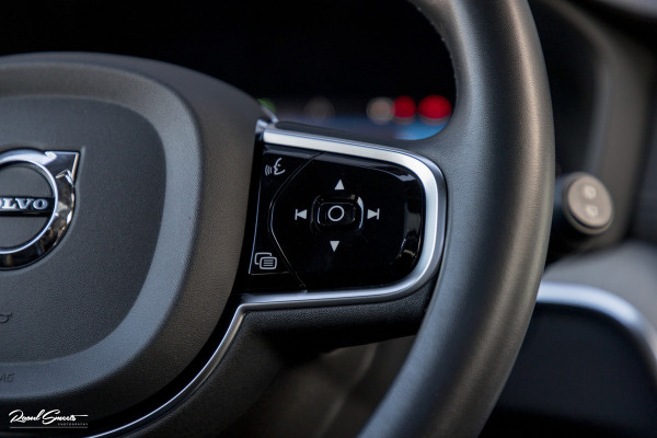 Volvo V60 2.0 T8 Plug-in hybrid AWD Ultimate Dark | Zwenkbare trekhaak | Panoramadak | Stoelmassage + verkoeling | Memory | Head-up |