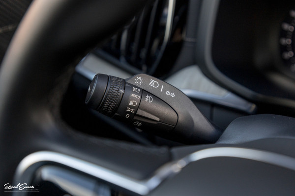 Volvo V60 2.0 T8 Plug-in hybrid AWD Ultimate Dark | Zwenkbare trekhaak | Panoramadak | Stoelmassage + verkoeling | Memory | Head-up |